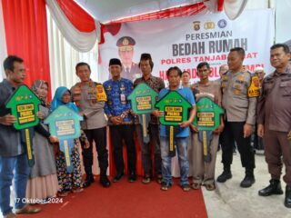 Kapolda Jambi Irjen Pol Rusdi Hartono Resmikan 5 Bedah Rumah di Tanjabbar, Warga Penerima Terharu