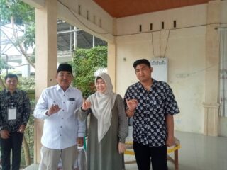 Didampingi Sang Istri Umi Hj Fadilah Sadat, UAS Nyoblos di TPS Belakang Rumah Dinas