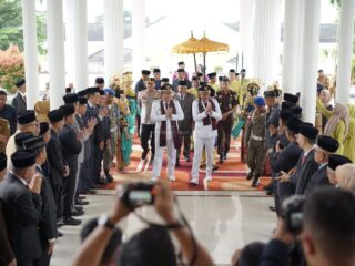 Tiba di Kantor Bupati Muaro Jambi, Bupati Bambang Bayu Suseno dan Wabup Junaidi H. Mahir di Sambut Secara Adat