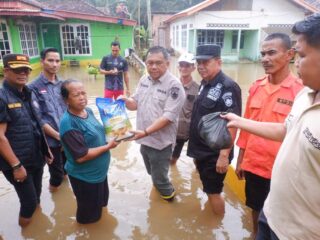 Kunjungi Korban Banjir di Kumpeh Ulu, Sekda Muaro Jambi, Budhi Hartono Serahkan Bantuan Sembako