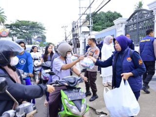 Di Bulan Suci Ramadhan, Humas Polda Jambi Bagikan Takjil ke Masyarakat Kota Jambi