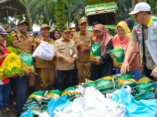 Gubernur Jambi Al Haris dan Wabup Muaro Jambi Jun Mahir, Salurkan Bantuan Warga Terdampak Banjir di Jaluko